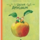 Zwei kleine Figuren sitzen auf einem Apfel.