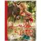 Mädchen auf der Wiese mit Puppe in der Hand küsst Esel auf die Stirn