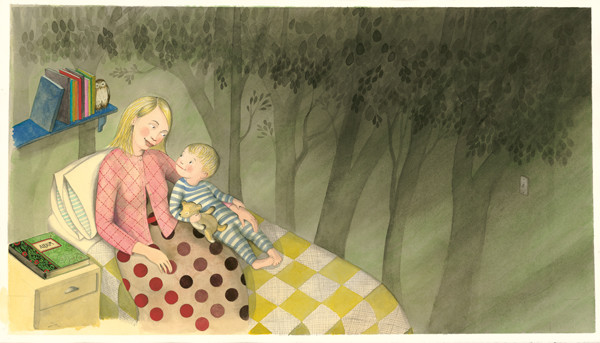 Mutter und Tochter liegen zusammen im Bett und unterhalten sich